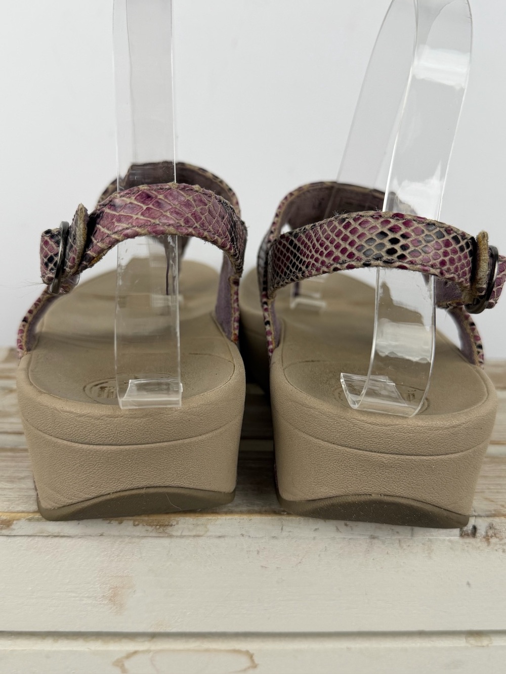 FitFlop sandals in a multicolored snake print with a T-strap design size 7 - Picture 7 of 12